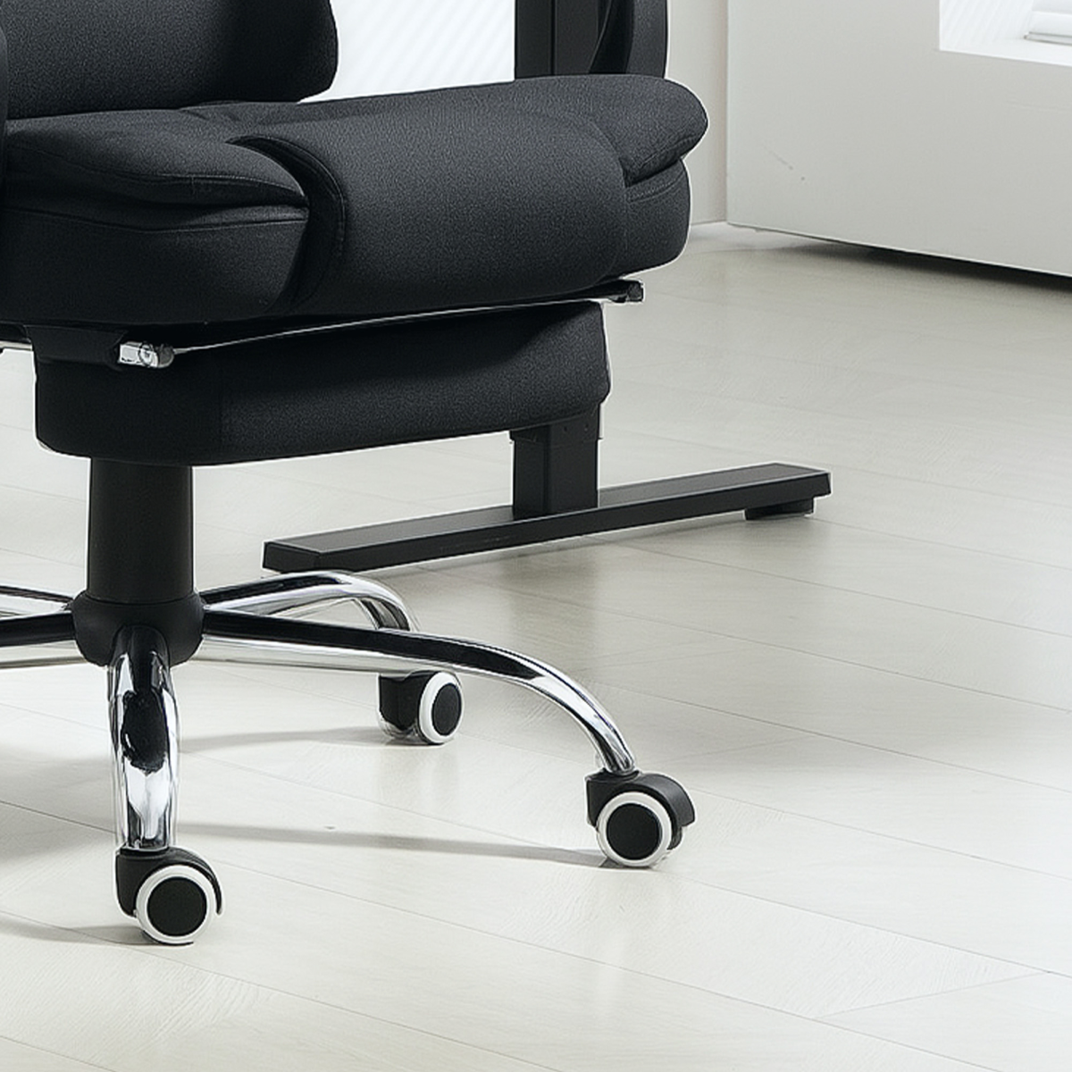 Ergonomic Heated Massage Office Chair with Footrest & Recline – 6-Point Vibration, Black